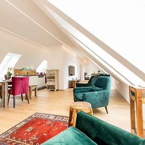  Apartment Grosse Dachgeschosswohnung Im Herzen Von Austria
